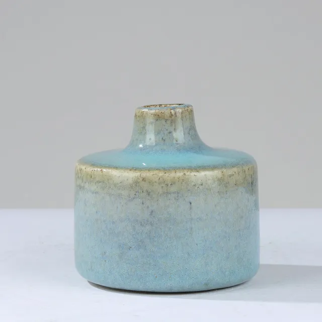 EDITH SONNE (1910-93). Unik stentøjsvase med kort hals glaseret i lyseblå nuancer, Bing & Grøndahl, Danmark, 1960/70'erne.