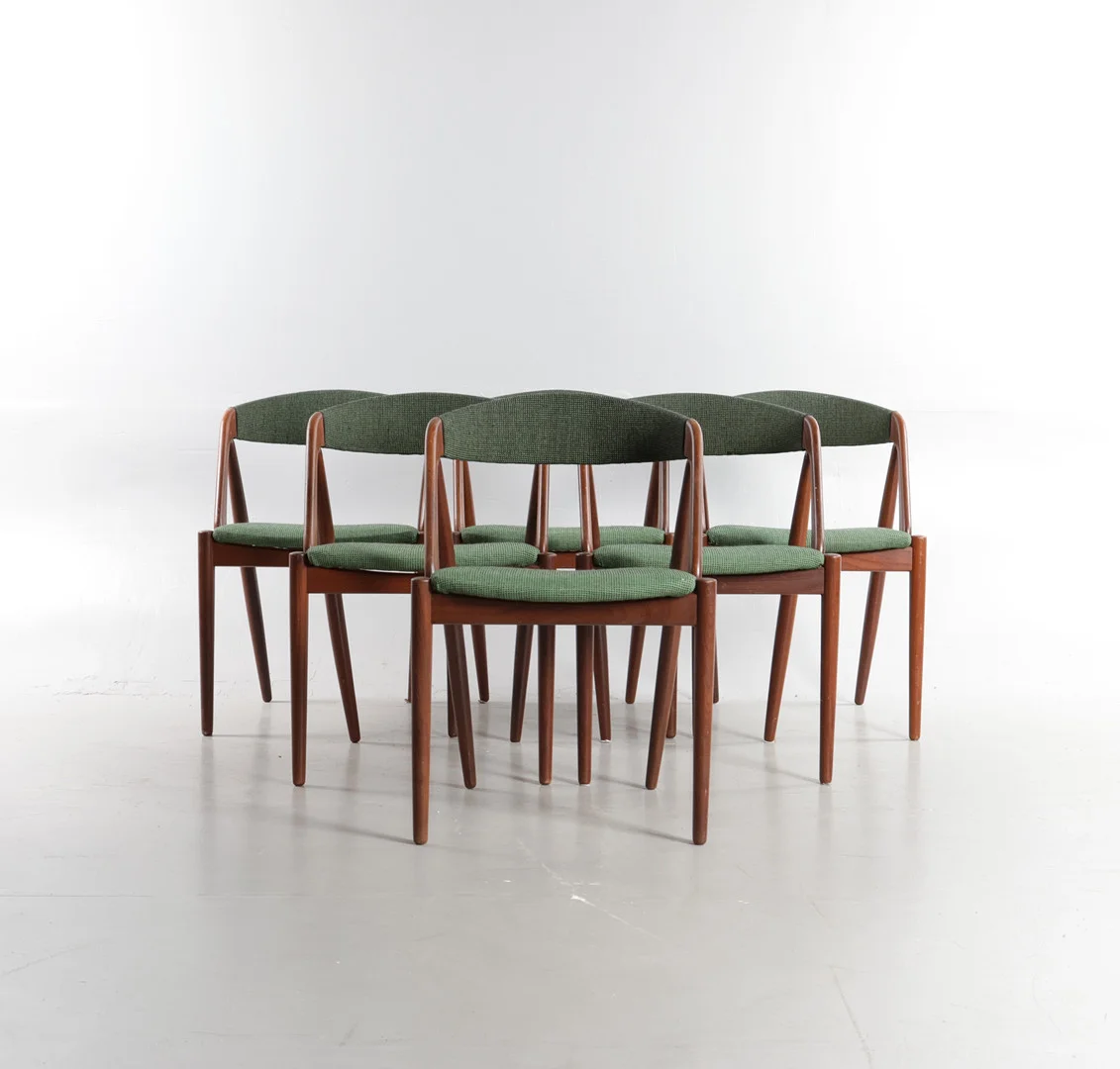 KAI KRISTIANSEN. Sæt på seks spisestole med stel af teak, kopstykke og sæde betrukket med uld. Formgivet i 1956. Fremstillet hos Schou Andersen Møbelfabrik, model '31'. (6). — Armchairs & Chairs — Woxholt Auktioner