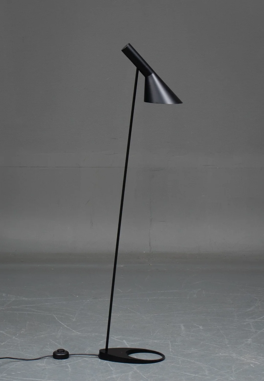 Arne Jacobsen , Aj standerlampe — Lamps and lighting/Floor lights — Lauritz