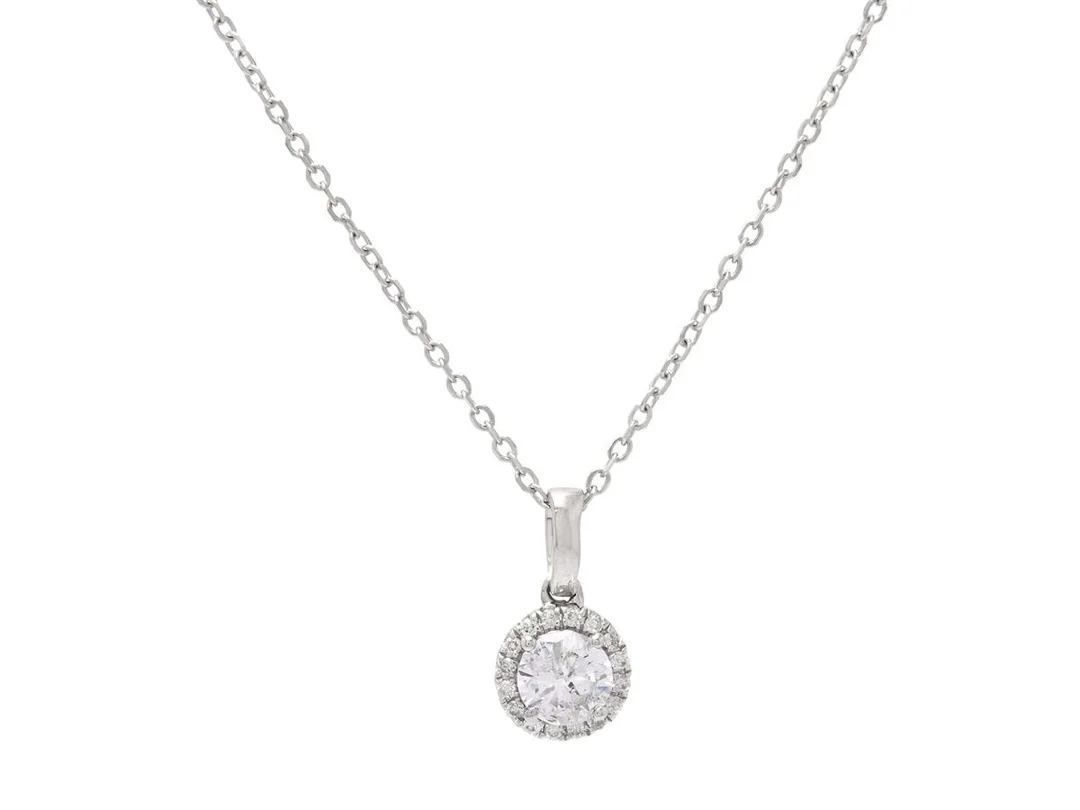 HÄNGE MED KEDJA, 18K vitguld, briljantslipad diamant ca 0,23 ct, ca W/P, 16 briljantslipade diamanter ca 0,08 ctv, ca TW-TCr/P, höjd på hänget 1,1 cm, längd på kedjan 46 cm, vikt 1,7 g, några diamanter har inneslutningar som når ytan, mittstenen har nagg på kuletten. — Smycken/Hänge med kedja — Kaplans