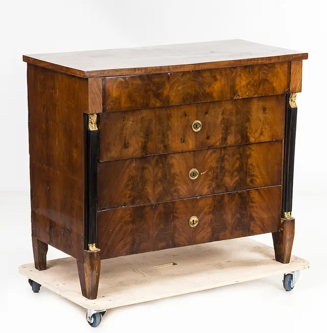 Empire style chest of drawers in mahogany and mahogany palm, late 19th Century.
