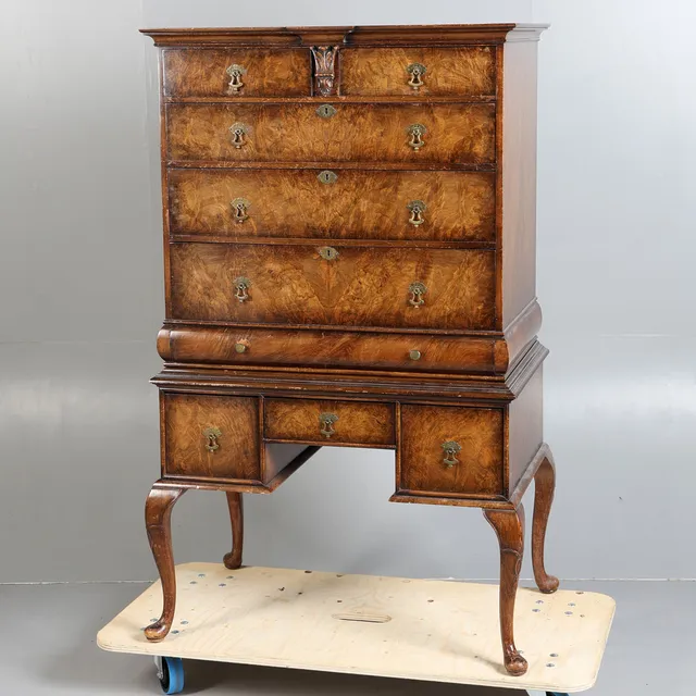 AN 18TH CENTURY STYLE WALNUT CHEST ON STAND.