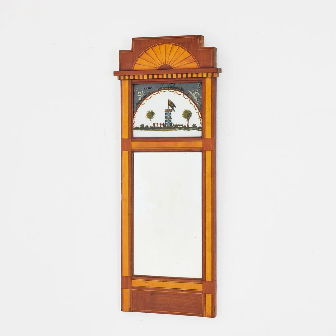 SPEGEL, 1800-talets andra hälft, bemålad dekor på glas, fasettslipat glas, krön med intarsia. — Mirrors — Stockholms Auktionsverk Sickla