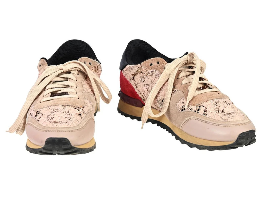 SKOR, VALENTINO, Garavani, Lace-Leather sneakers, rosa mocka, vinröd mocka, rosa tyg, stl 39, skopåse, kartong, bruksslitage. — Kläder/Skor — Kaplans
