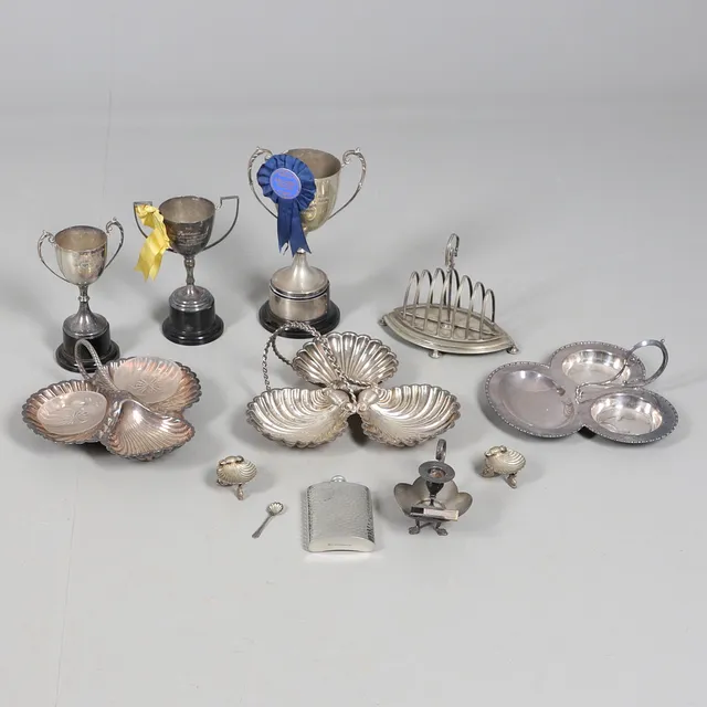 A SMALL COLLECTION OF SILVER PLATED ITEMS.