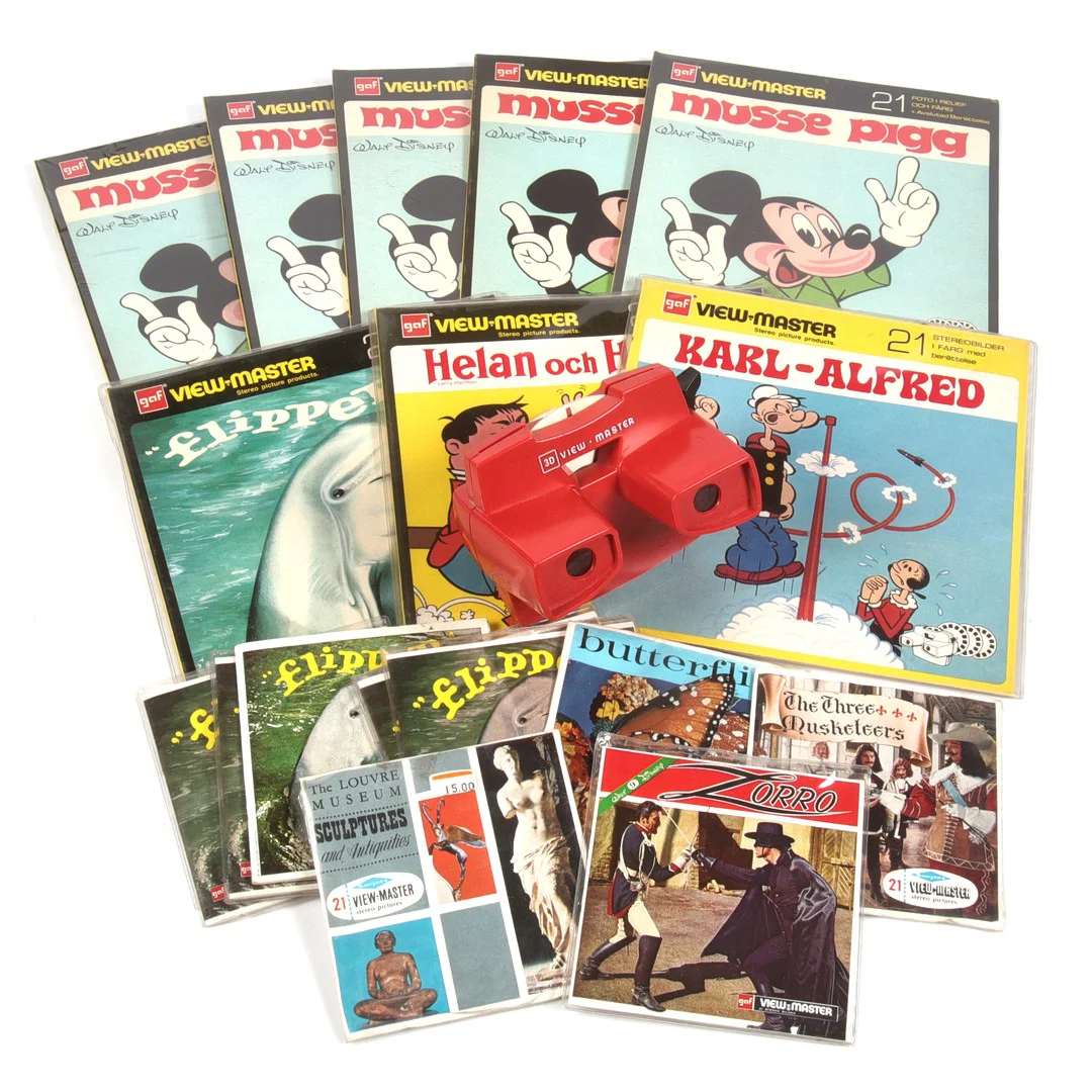 VIEW MASTER och BILDSKIVOR, Bl.a. Walt Disney, Musse Pigg, Karl Alfred, Helan & Halvan, Flipper mfl. 1900-talets andra hälft. — Toys — Stadsauktion Sundsvall