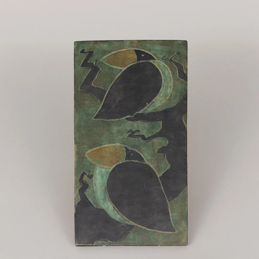 OKÄND KONSTNÄR (DANMARK, 1900-TAL). Relief, fåglar, glaserat stengods, osignerad. — European — Garpenhus Auktioner