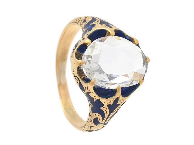 RING, 18K guld, blå emalj, flack antikslipad diamant ca 11,5x8,5 mm, 1800-talets första hälft, stl 15,25 mm, vikt 4,1 g, storleksändrad, emaljskador, mittstenen rör sig i fattningen och har skador vid rondisten.