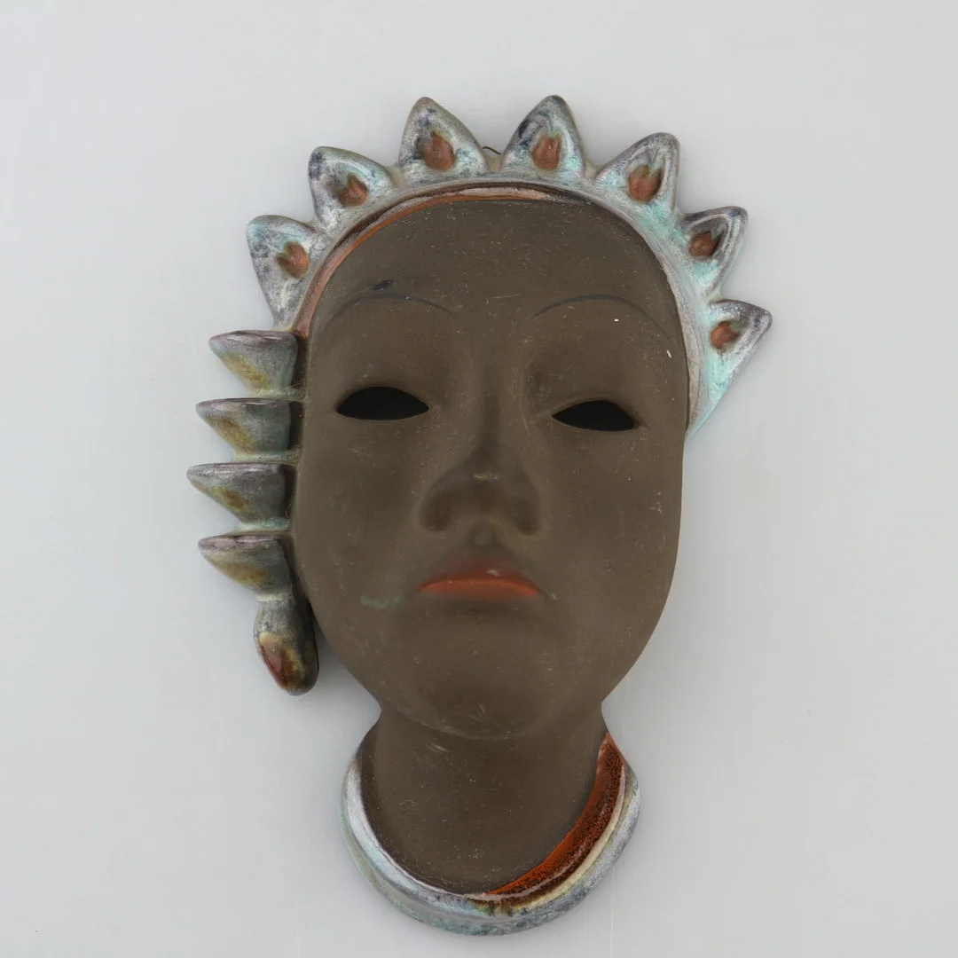 GERTRAUD WOLTERHOFF. KARLSRUHER MAJOLIKA MASKE. — European — Kunst- und Auktionshaus Kleinhenz