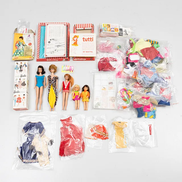 MATTEL INC. “Barbie”, “Midge”, “Skipper”, “Tutti” and “Chris”, with clothes and accessories, 1960s/70s.
