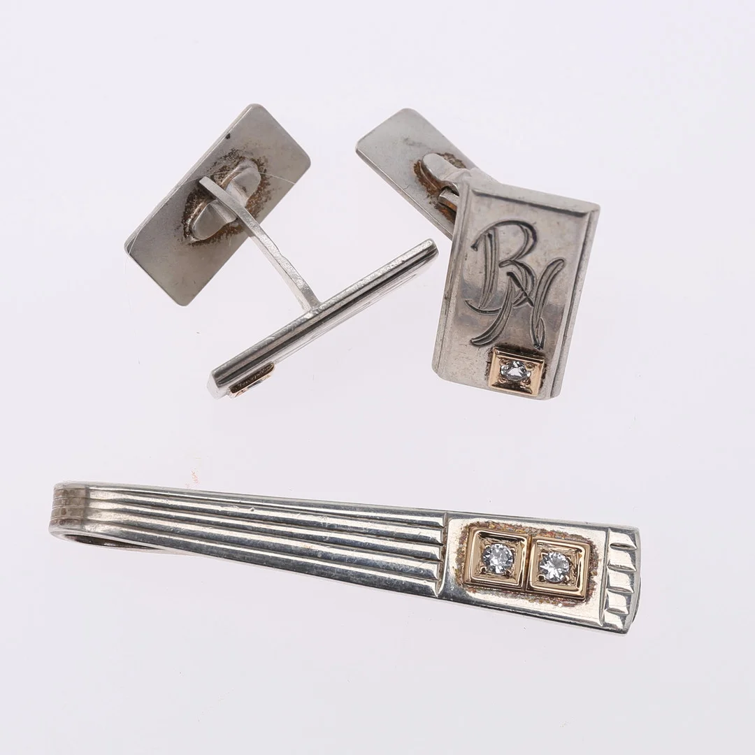 MANSCHETTKNAPPAR, ett par, samt SLIPSHÅLLARE, silver med stenar, 27 gram, 1950/60-tal. — Cufflinks & Tie Pins — Auktionshuset Thelin & Johansson