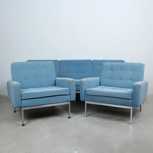 FLORENCE KNOLL. Knoll International, Dreisitzer und zwei Sessel aus der Modellserie '' 67 '', Entwurf 1950er Jahre.
