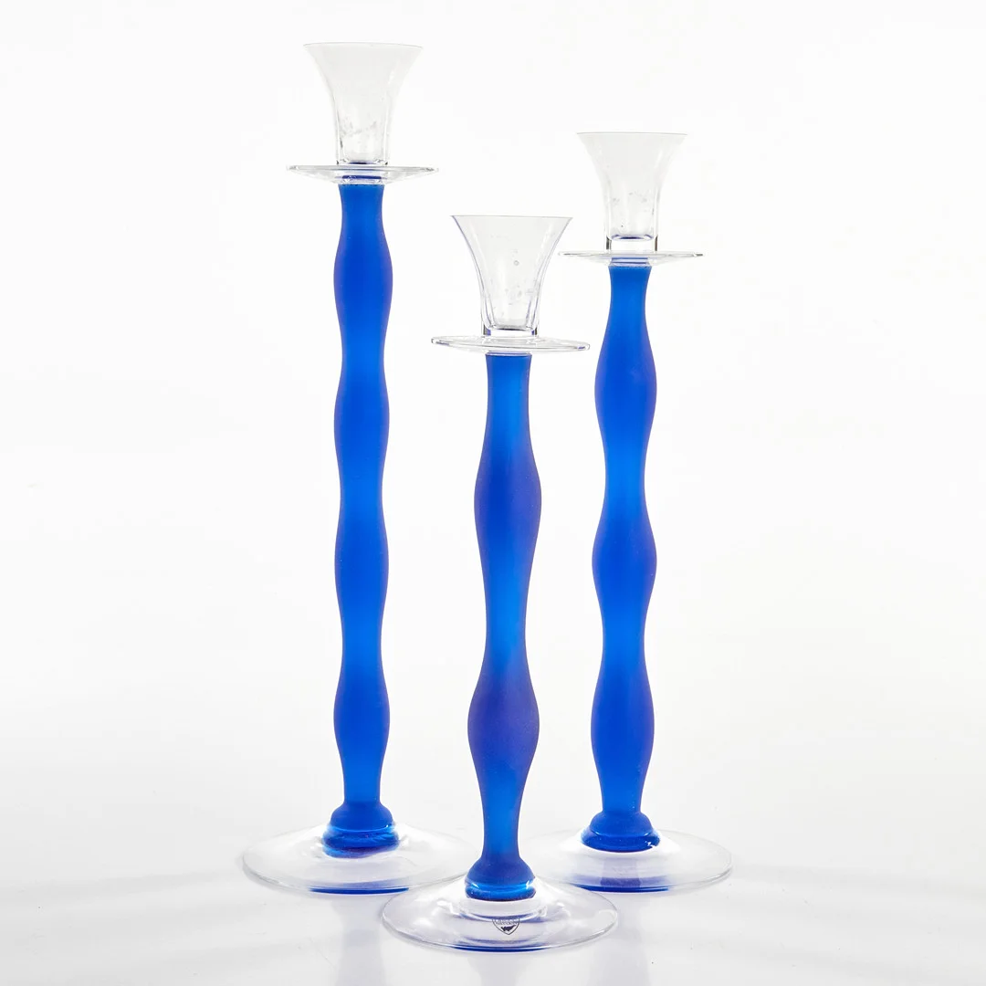 ANNE NILSSON. Ljusstakar, 3 stycken, "Celeste", Orrefors, klarglas och blått frostat glas. — Art glass — Crafoord Auktioner Stockholm