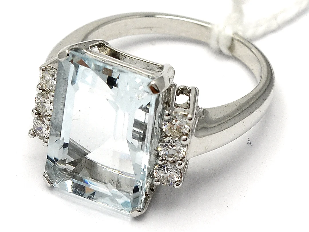 Ring 18K vitguld 7,1g Ø16½, med akvamarin ca6,2ct (fasettslipad) och diamanter 6xca0,05ct — Smycken/Ring — Kaplans