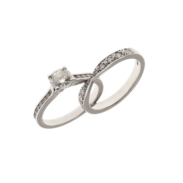 A DIAMOND SOLITAIRE RING.