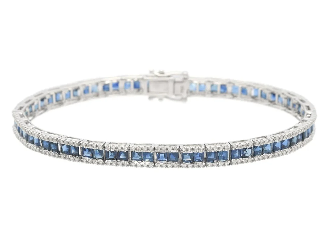 ARMBAND, 18K vitguld, carréslipade safirer ca 5,65 ctv, åttkantslipade diamanter ca 0,79 ctv, ca W/SI, längd 17 cm, vikt 11 g. — Smycken/Armband — Kaplans