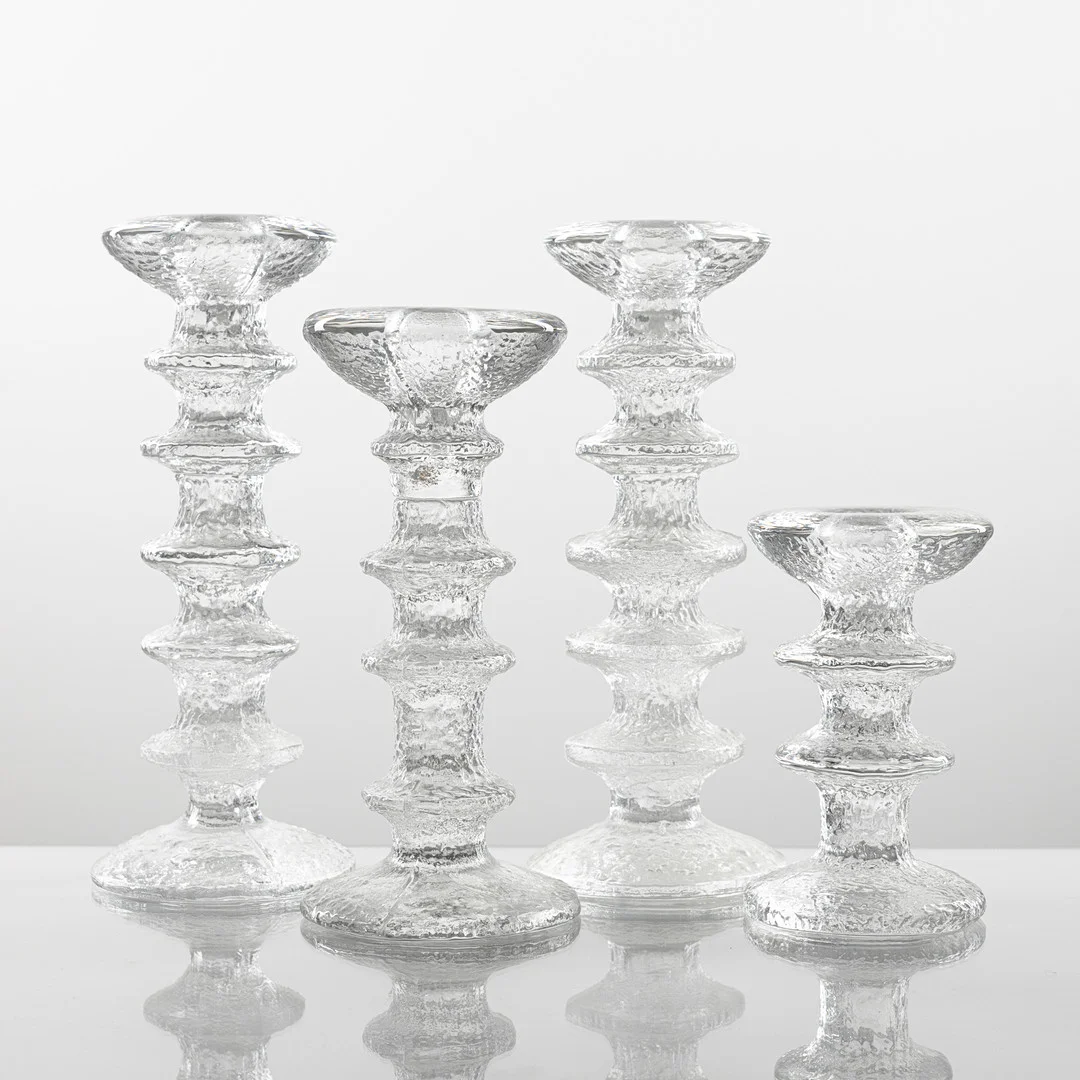 TIMO SARPANEVA. Ljusstakar, 4 st, glas, "Festivo", formgivna 1967, en etikettmärkt, IIttala, Finland. — Candlesticks — Auktionshuset Kolonn