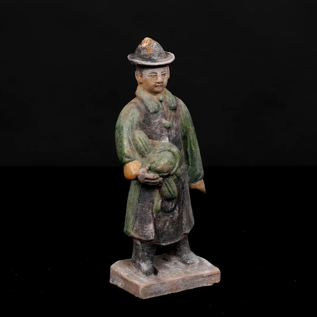 GRAVFIGUR i terracotta, Ming dynastin, (1368-1644), Kina. — Oriental — Garpenhus Auktioner