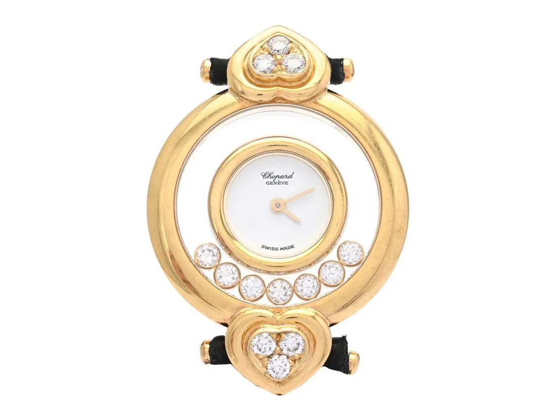 CHOPARD, Genève, Happy Diamonds, Serie nr. 257251, Ref nr. 205593-0001, Boett nr. 20/5593/4101, damur, 26 mm, 18K guld, quartz, safirglas, "Happy Diamonds (7 st. briljanter), briljanter på boetten (6 st. TW/VVS-VS, ca 0,30 ctv), integrerat läderband, originalspänne i doublé, servad december 2023, ca 1990, ställpinne, box (skadad). — Klockor/Chopard — Kaplans