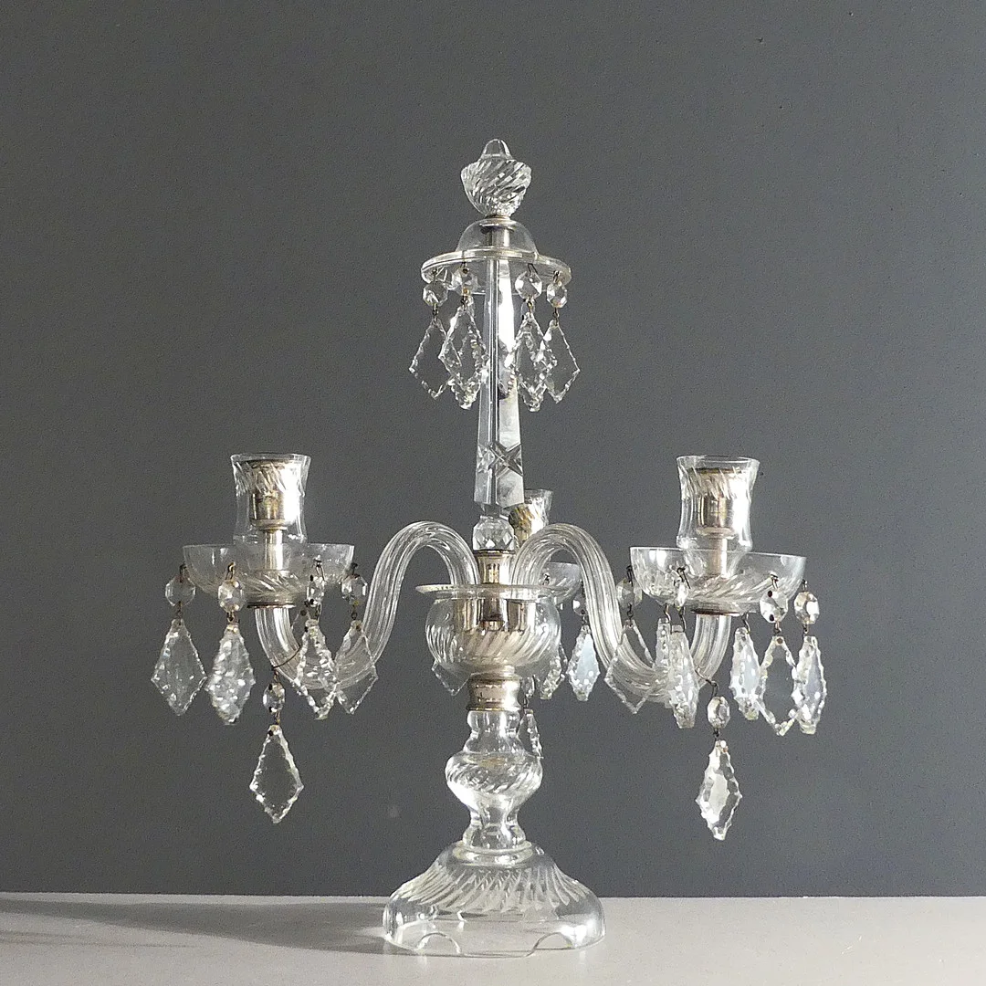 KANDELABER, glas, behängd med lövprismor. — Utility glass — Lysekils Auktionsbyrå