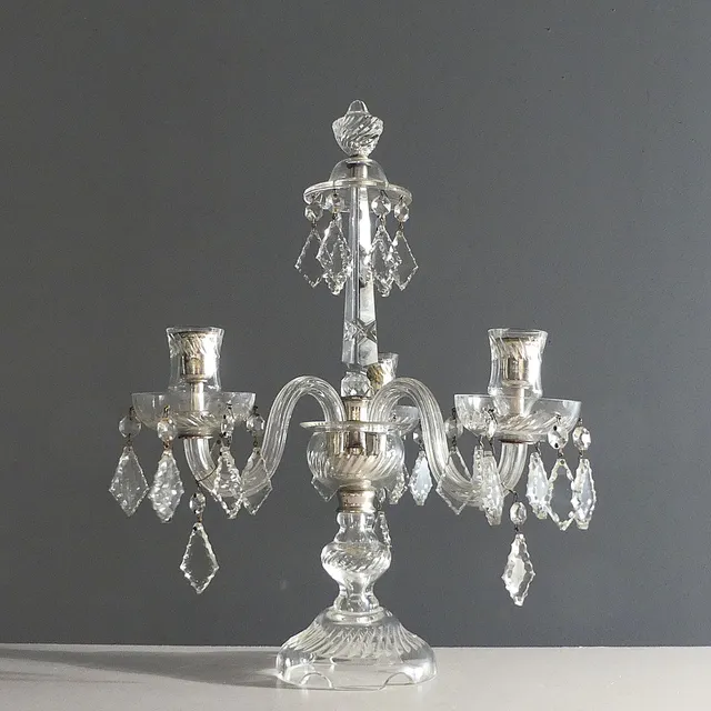 KANDELABER, glas, behängd med lövprismor.