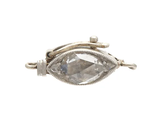 LÅS, platina, rosenslipad diamant, längd 17 mm, vikt 1,9 g, en ögla är trasig.