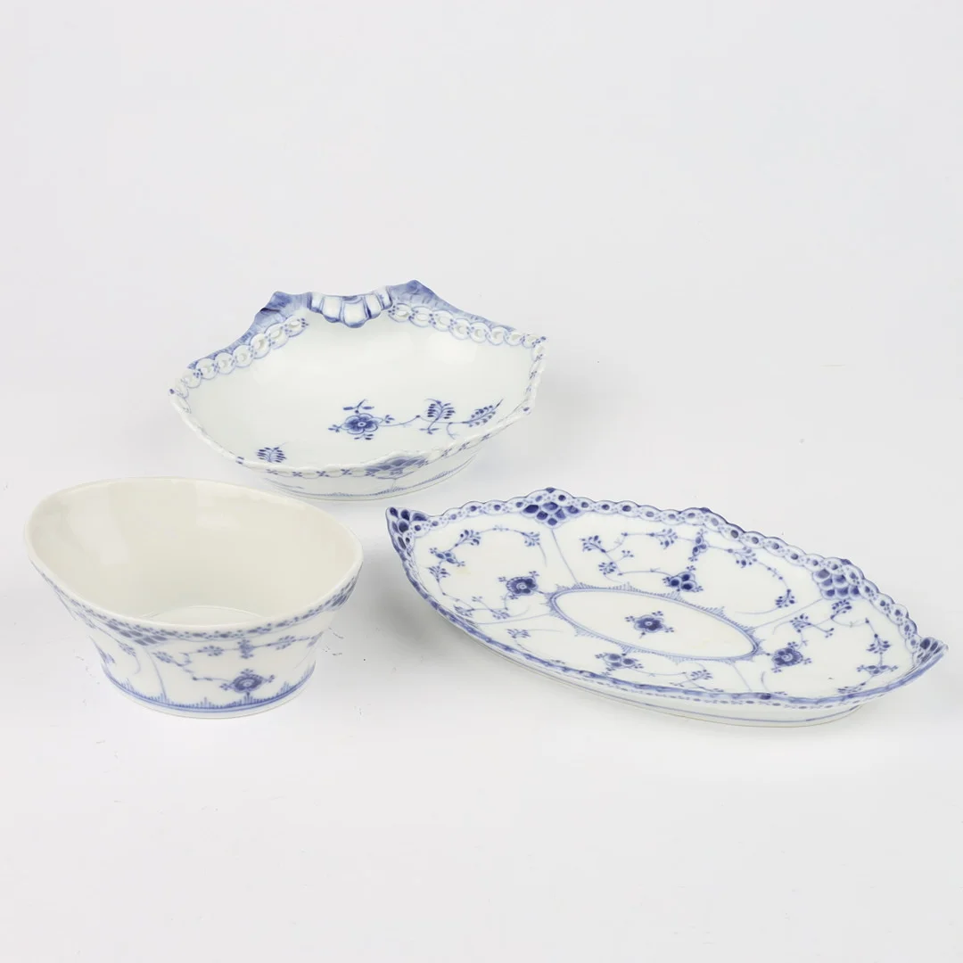 ROYAL COPENHAGEN, 3 st, "Musselmalet", (hel/halvlblond), porslin, 1900-tal. — European — Auktionshuset Kolonn