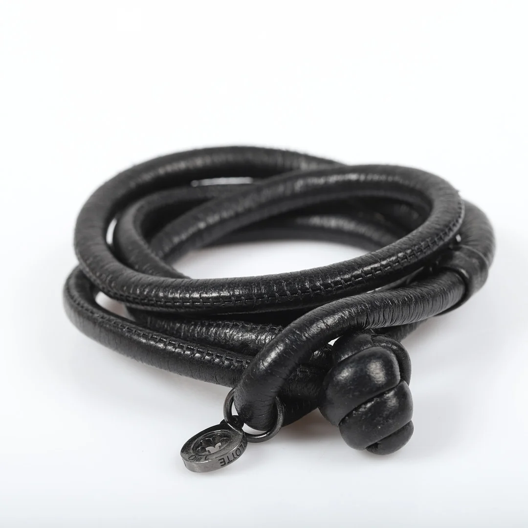 CHARLOTTE LYNGGAARD. Armband, "Sweet Drops", svart läder, Ole Lynggaard, Danmark. — Bracelets — Helsingborgs Auktionskammare