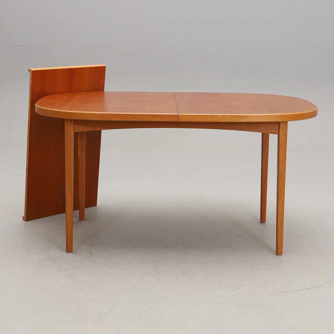 BERTIL FRIDHAGEN, matbord, "Reno" teak och ek, Bodafors. 1950-tal. — Dining tables — Crafoord Auktioner Malmö