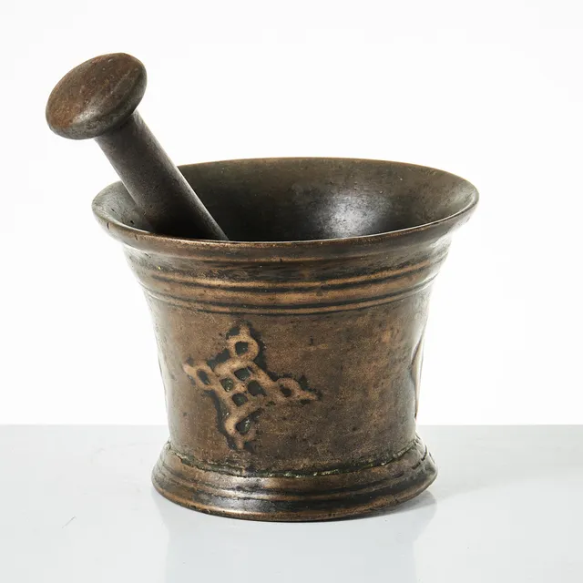 MORTEL, brons, 1700-tal eller äldre, dekor i relief, pistill (senare) medföljer.