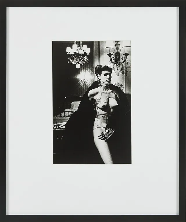 HELMUT NEWTON. Efter, "Jane Kirby, Avenue Kleber, Paris 1977." Offsetlitografiskt fotografi, ur sviten Special Collection från 1979.