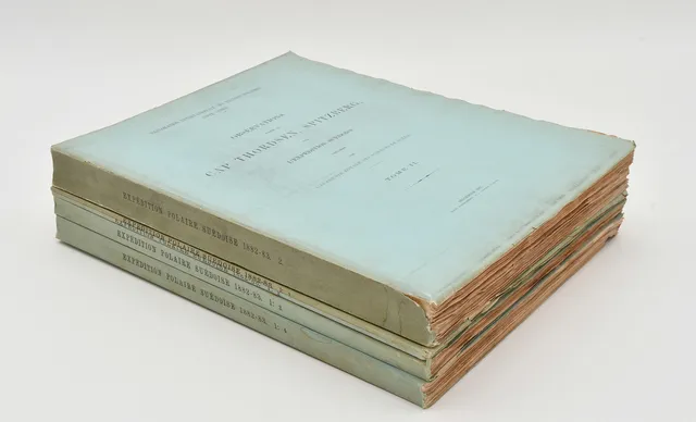 EKHOLM, NILS M.FL. Observations faites au Cap Thordsen, Spitzberg, par l'expédition suédoise publiées par l'Académie Royale des Sciences de Suède. Tome I:1-4--II:3.