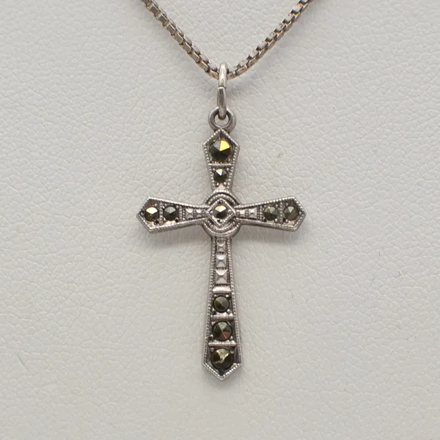 DESIGNER-ANHÄNGER MIT MARKASIT BESATZ, KREUZ, FASSUNG AUS 835ER SILBER, KETTE AUS STERLINGSILBER, MITTE 20. JH.