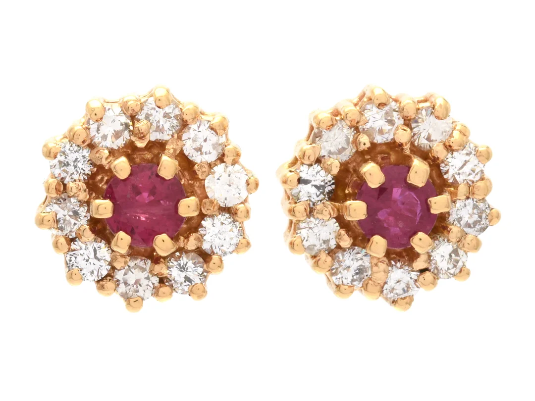 CARMOSÈÖRHÄNGEN, 18K guld, 2 rubiner ca 0,32 ctv, 20 briljantslipade diamanter ca 0,40 ctv, TW/W-VS-P, stift, 3,5 g. — Smycken/Örhängen — Kaplans