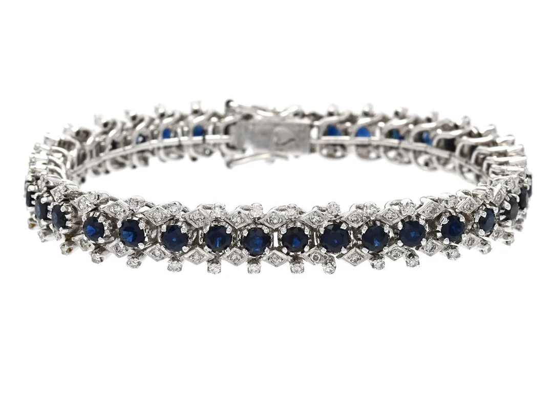 ARMBAND, 9K vitguld, 36 safirer, åttkantslipade diamanter ca 2,15 ctv, längd 16,5 cm, vikt 26,8 g, två diamanter saknas, diamanter med nagg, låstunga i 12K vitguld, extra länkbitar medföljer. — Smycken/Armband — Kaplans