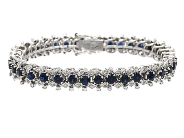 ARMBAND, 9K vitguld, 36 safirer, åttkantslipade diamanter ca 2,15 ctv, längd 16,5 cm, vikt 26,8 g, två diamanter saknas, diamanter med nagg, låstunga i 12K vitguld, extra länkbitar medföljer.