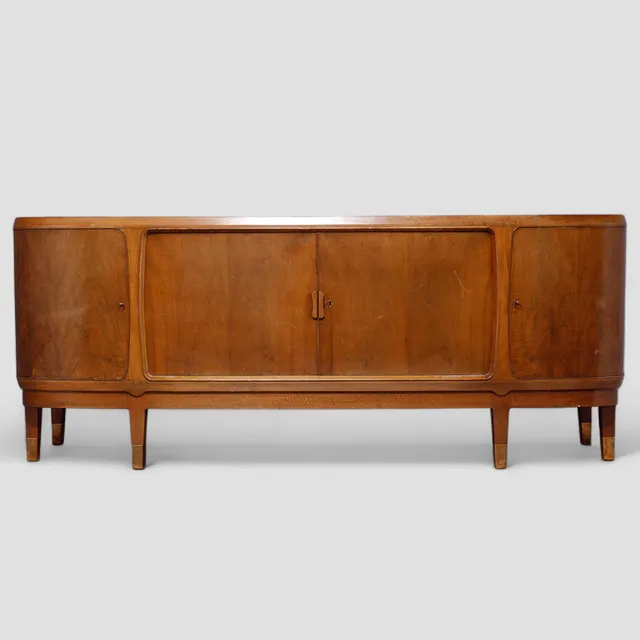DANSK DESIGN. Skænk, nøddetræ, greb og sko af kobber, Dansk Snedkermester, Danmark, ca. 1940/50'erne.