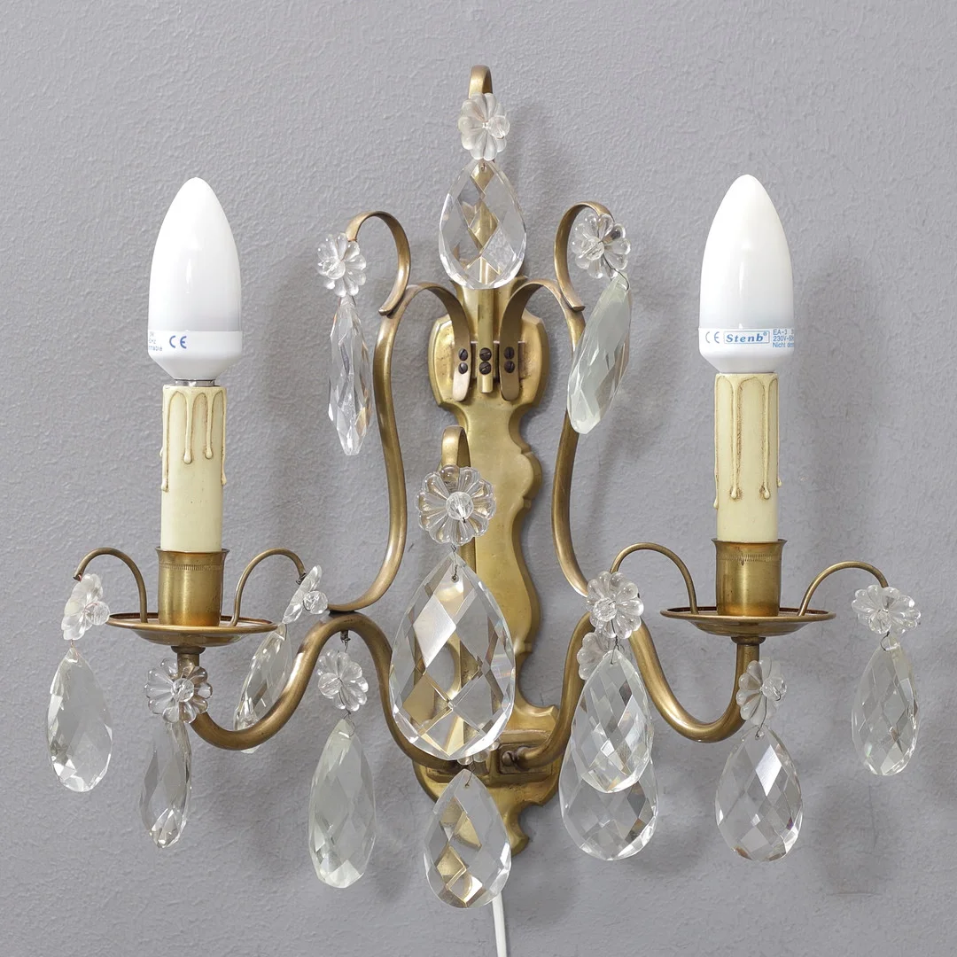 VÄGGLAMPA, mässing/glas, 1900-talets andra hälft. — Wall Lights — Växjö Auktionskammare
