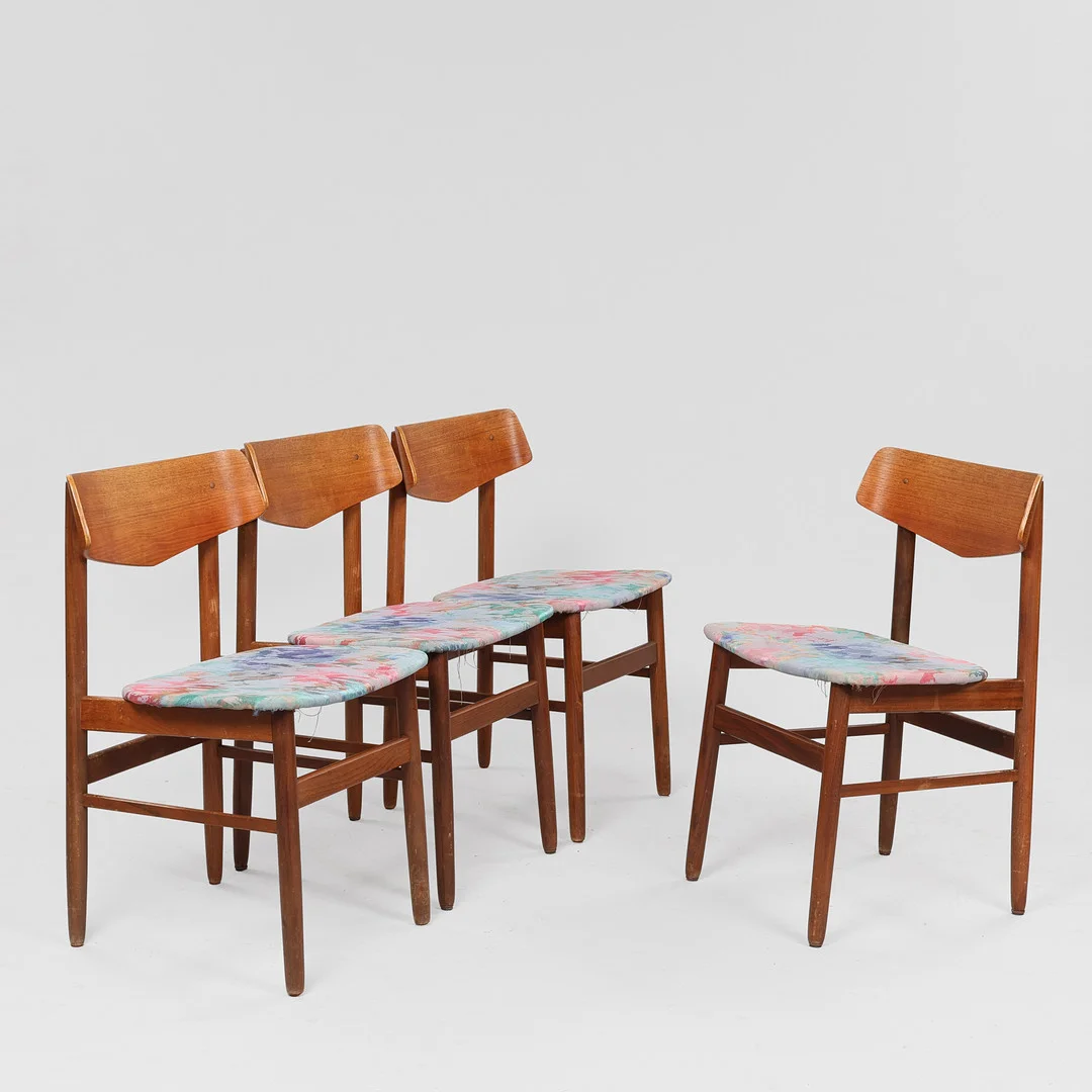 Sæt på fire stole med stel af massiv teak og kopstykke af formbøjet teakfiner, sæder betrukket med møbelstof, dansk møbelproducent, Danmark, 1960'erne, (4). — Armchairs & Chairs — Palsgaard Kunstauktioner
