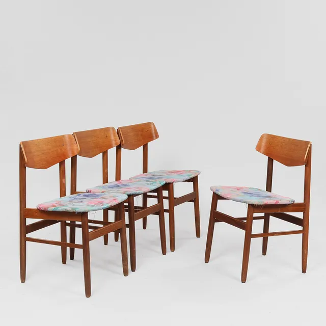 Sæt på fire stole med stel af massiv teak og kopstykke af formbøjet teakfiner, sæder betrukket med møbelstof, dansk møbelproducent, Danmark, 1960'erne, (4).