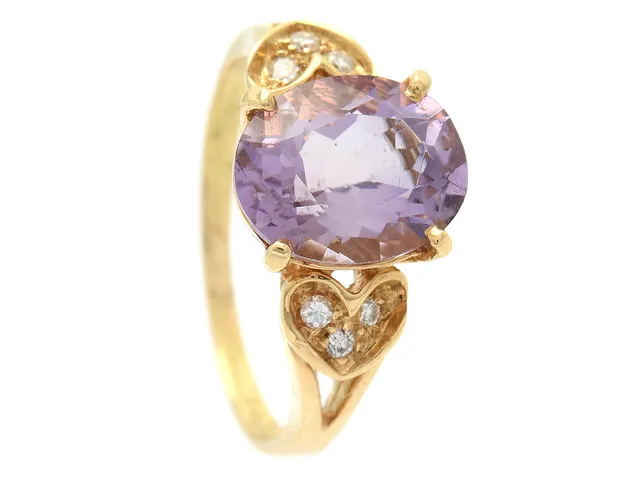 RING, 18K guld, ovalslipad ametist, 6 åttkantslipade diamanter ca 0,06 ctv, stl 16,75 mm, vikt 3,3 g.