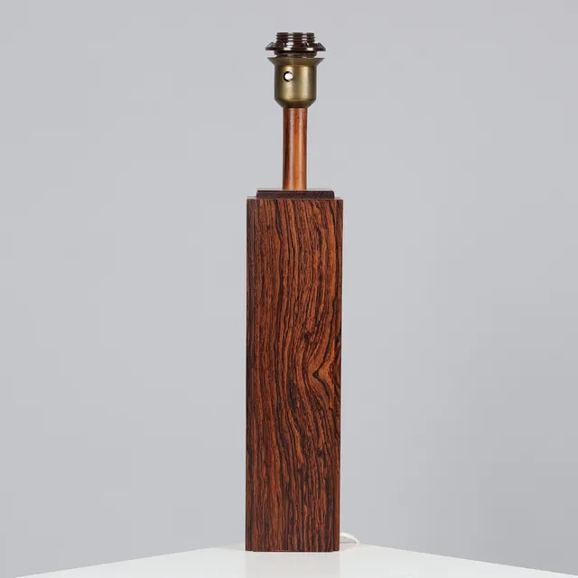 Skandinavisk lampeproducent, bordlampe af palisander og lysere træsort 1960'erne.