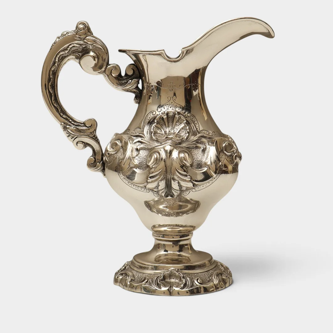 Jarra en plata punzonada. Decorada con rocallas y conchas. Principios siglo XX. — Silver — Barcelona Auctions