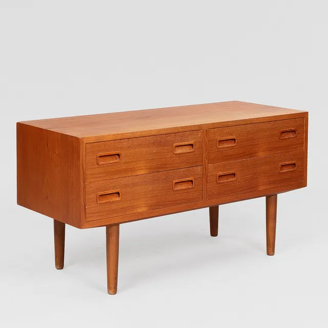 CARLO JENSEN. Kommode af teak med fire skuffer, fremstillet hos Hundevad, 1950-60'erne, Danmark.