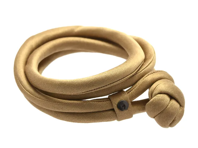 OLE LYNGGAARD, armband, siden, beige, längd 36 cm.