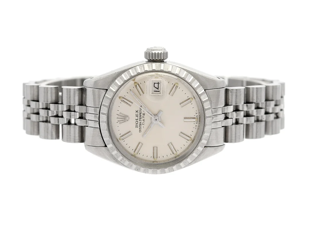 ROLEX, Oyster Perpetual, Date (T Swiss T), Ref nr. 6916, Serie nr. 6055704, Cal 2030, Verk nr. 720609, Boett nr. 6900, damur, 26 mm, stål, automatisk, plexiglas, datum, defekt (servicebehov), Jubileelänk, viklås, Ref nr. 62510 D-C/568, ca 1979. — Klockor/Rolex — Kaplans