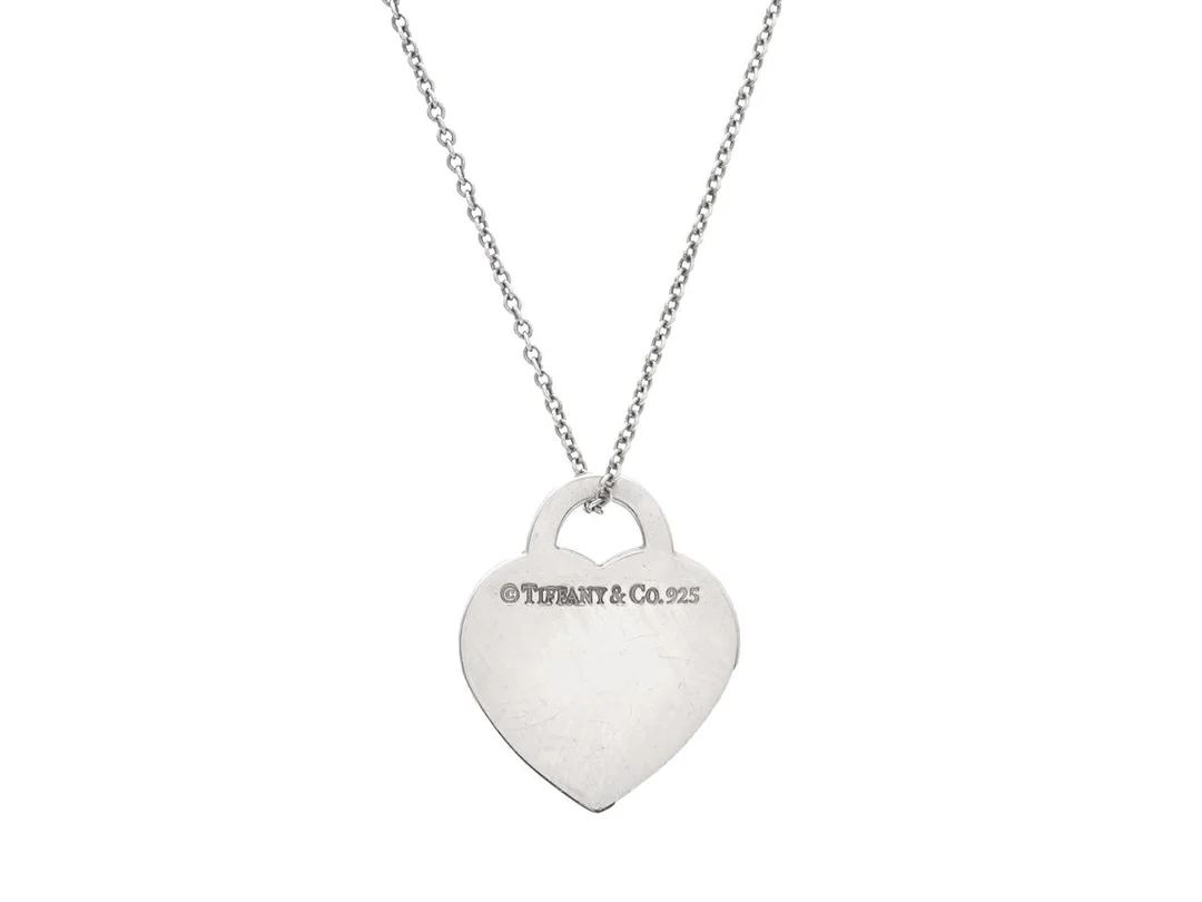 TIFFANY & CO, hänge med kedja, Please Return To Tiffany, sterlingsilver, mått på hjärtat 20 x 16 mm, längd på kedjan 42 cm, vikt 3,4 g. — Smycken/Hänge med kedja — Kaplans