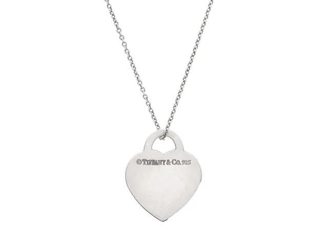 TIFFANY & CO, hänge med kedja, Please Return To Tiffany, sterlingsilver, mått på hjärtat 20 x 16 mm, längd på kedjan 42 cm, vikt 3,4 g.