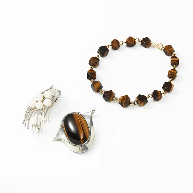 BROSCHER, 2 st., silver, med dekor av odlade saltvattenspärlor ca 6-6,5 mm resp. cabochonslipat tigeröga, ARMBAND, tigerögon.