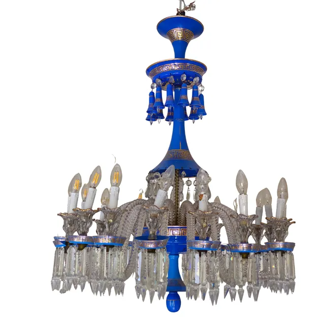 Gran lámpara de techo en vidrio azul e incoloro con decoración a la greca y montura en bronce dorado de 18 brazos.